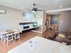 Harmony studio private balcony Palazio Mount Austin by GDRAGON HomeStay